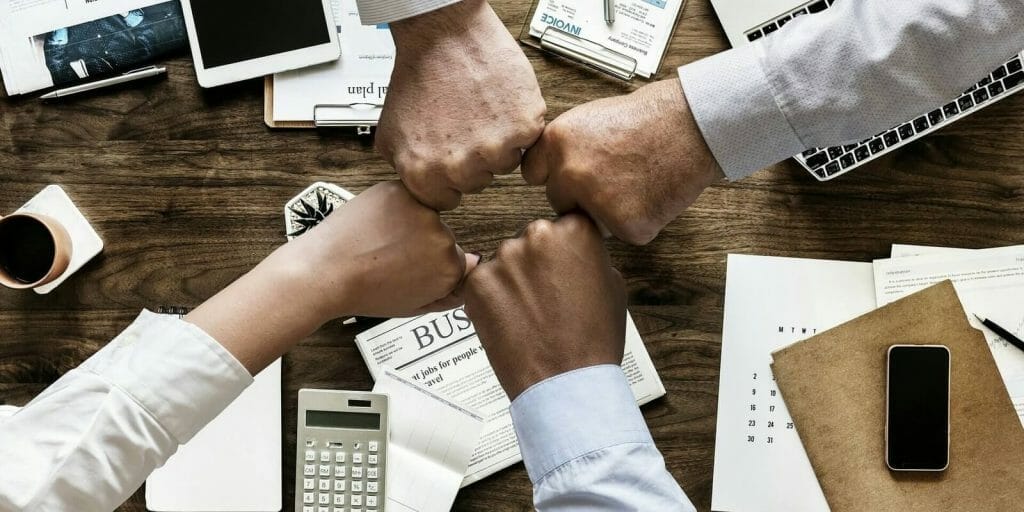 4 knytnävar ihop som kickoff i användarpanelen