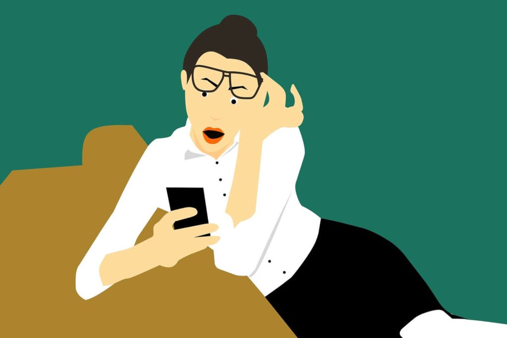 Kvinnlig chockas av dickpics hon ser på mobilen