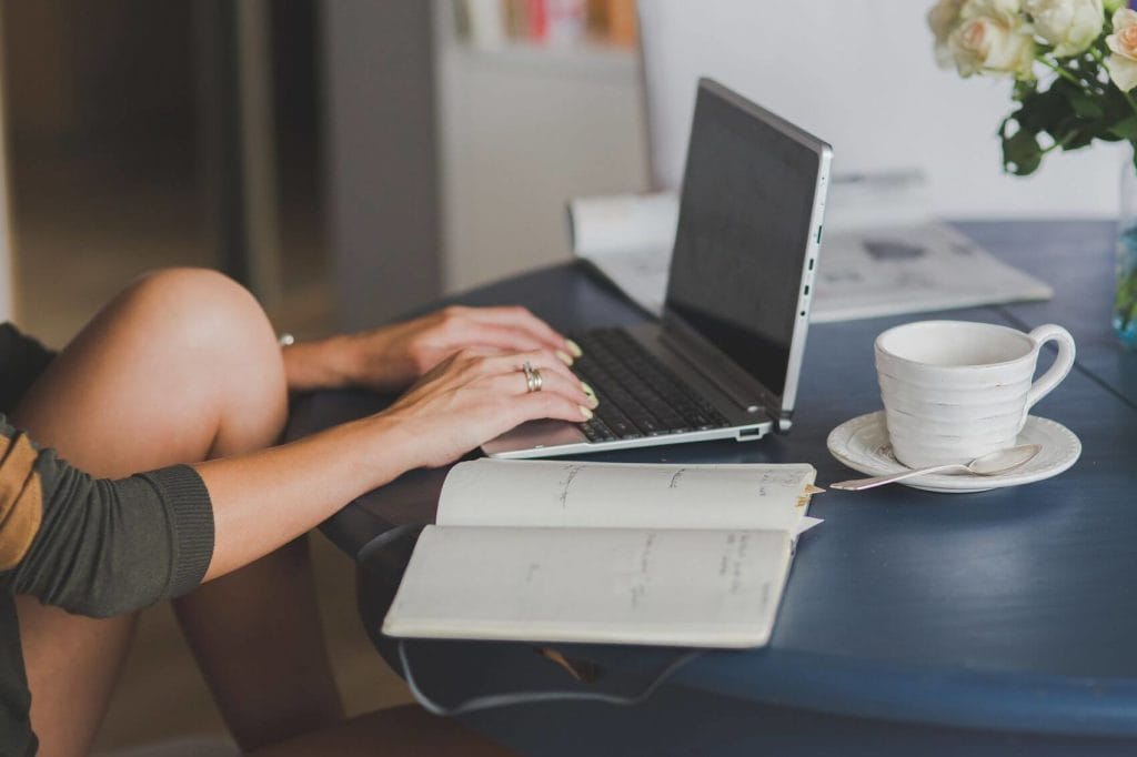 Kvinna skriver blogg på bärbar dator